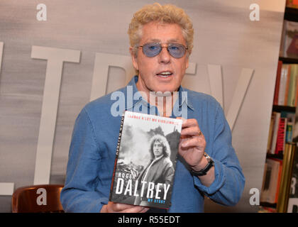 Roger Daltrey zeichen Exemplare seines neuen Buches "Vielen Dank Herr Kibblewhite' bei Barnes & Noble, der 5th Avenue am 26. Oktober 2018 in New York City. Stockfoto