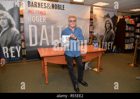 Roger Daltrey zeichen Exemplare seines neuen Buches "Vielen Dank Herr Kibblewhite' bei Barnes & Noble, der 5th Avenue am 26. Oktober 2018 in New York City. Stockfoto