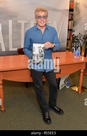 Roger Daltrey zeichen Exemplare seines neuen Buches "Vielen Dank Herr Kibblewhite' bei Barnes & Noble, der 5th Avenue am 26. Oktober 2018 in New York City. Stockfoto