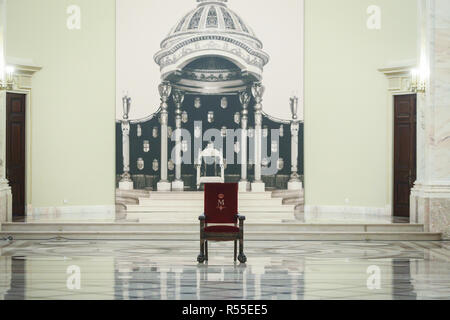 Bukarest, Rumänien - 26. November 2018: Die königlichen Stuhl im Thronsaal des Königs von Rumänien, in Bukarest Stockfoto