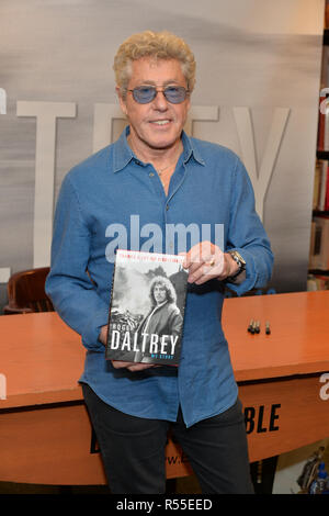 Roger Daltrey zeichen Exemplare seines neuen Buches "Vielen Dank Herr Kibblewhite' bei Barnes & Noble, der 5th Avenue am 26. Oktober 2018 in New York City. Stockfoto