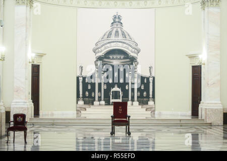 Bukarest, Rumänien - 26. November 2018: Die königlichen Stuhl im Thronsaal des Königs von Rumänien, in Bukarest Stockfoto