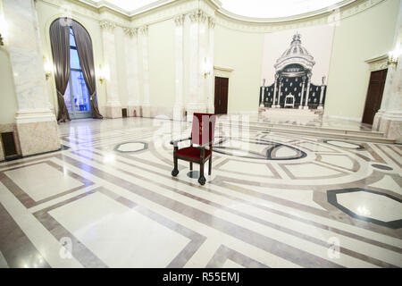 Bukarest, Rumänien - 26. November 2018: Die königlichen Stuhl im Thronsaal des Königs von Rumänien, in Bukarest Stockfoto