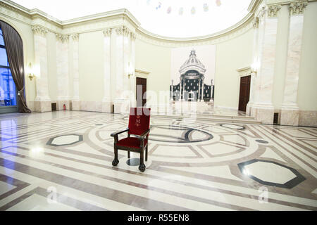 Bukarest, Rumänien - 26. November 2018: Die königlichen Stuhl im Thronsaal des Königs von Rumänien, in Bukarest Stockfoto