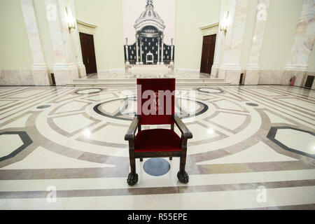 Bukarest, Rumänien - 26. November 2018: Die königlichen Stuhl im Thronsaal des Königs von Rumänien, in Bukarest Stockfoto