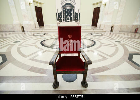 Bukarest, Rumänien - 26. November 2018: Die königlichen Stuhl im Thronsaal des Königs von Rumänien, in Bukarest Stockfoto