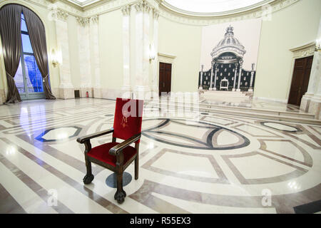 Bukarest, Rumänien - 26. November 2018: Die königlichen Stuhl im Thronsaal des Königs von Rumänien, in Bukarest Stockfoto