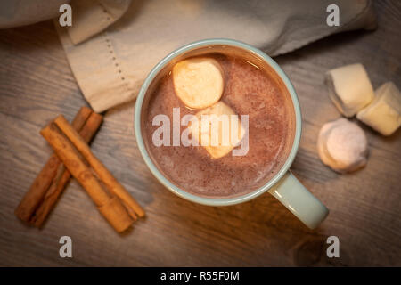 Heiße Schokolade mit Marshmallows und Zimtstangen. Stockfoto