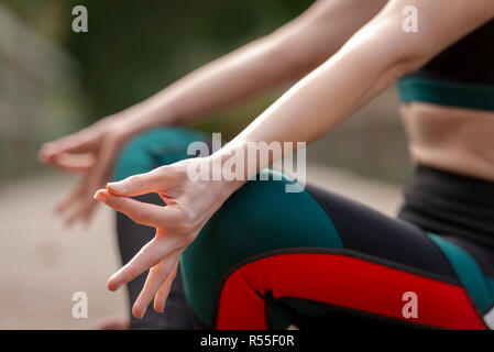 Nahaufnahme eines womans Hände während der Meditation Yoga Stockfoto