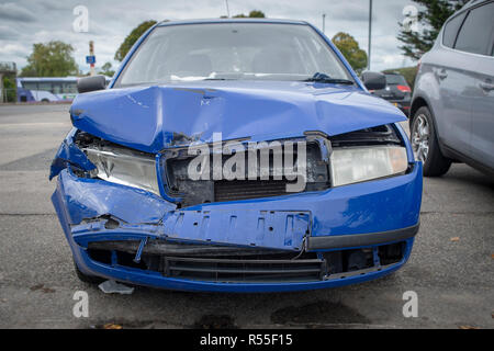 Vor dem Auto, bei einem Autounfall. Stockfoto