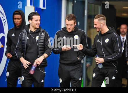 Von links kommend kommen Ben Chilwell, Jamie Vardy und James Maddison aus Leicester zum Premier League-Spiel zwischen Brighton und Hove Albion und Leicester City im American Express Community Stadium, Brighton, 24. November 2018Foto Simon Dack / Telefoto images. Nur redaktionelle Verwendung. Kein Merchandising. Für Football Images gelten Einschränkungen für FA und Premier League, inc. Keine Internet-/Mobilnutzung ohne FAPL-Lizenz. Weitere Informationen erhalten Sie bei Football Dataco Stockfoto