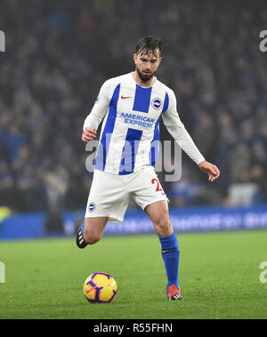 Davy Vorschriftsmässiger von Brighton während der Premier League Match zwischen Brighton und Hove Albion und Leicester City bei American Express Gemeinschaft Stadion, Brighton, 24. November 2018 die redaktionelle Nutzung nur. Kein Merchandising. Für Fußball Bilder FA und Premier League Einschränkungen Inc. kein Internet/Mobile Nutzung ohne fapl Lizenz - für Details Kontakt Fußball Dataco Stockfoto