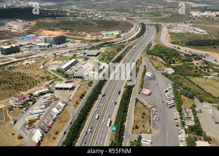 Gebze, Kocaeli, Türkei - September 4, 2018. Luftaufnahme über Anatolische Autobahn E80 mit Gewerbe- und Wohnimmobilien und Verkehr. Stockfoto