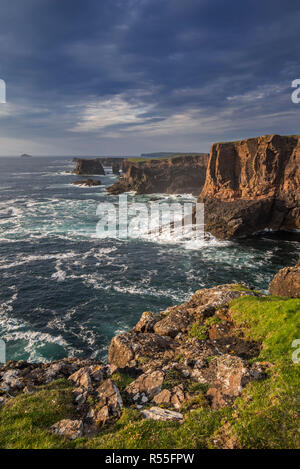 Klippen und Meer Stapel bei Eshaness/Esha Ness bei Sonnenuntergang und nähert sich dunkle Gewitterwolken in Northmavine, Festland, Shetlandinseln, Schottland, Großbritannien Stockfoto