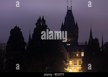 Schloss Drachenburg Bonn Deutschland an einem Winterabend Stockfoto