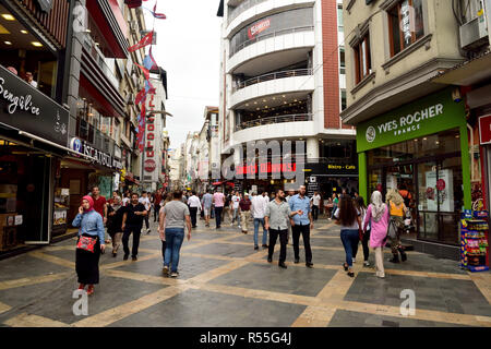 Trabzon, Türkei - September 6, 2018. Street View auf Uzun Sokak Straße in Trabzon Stadtzentrum mit modernen Gebäuden, Gewerbe und Menschen. Stockfoto