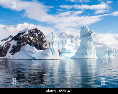 Pinnacle geformte Eisberge schwimmen in Andvord Bay in der Nähe von Neko Harbour, Antarktische Halbinsel, Antarktis Stockfoto