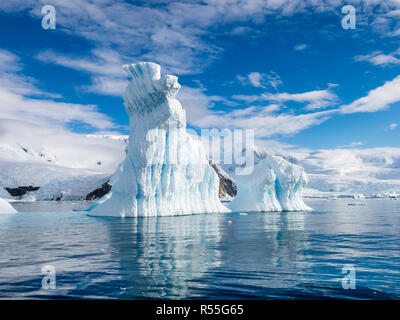 Pinnacle geformte Eisberge schwimmen in Andvord Bay in der Nähe von Neko Harbour, Antarktische Halbinsel, Antarktis Stockfoto