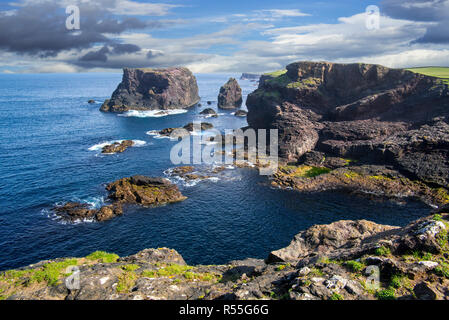 Sea Stacks und Klippen bei Eshaness/Esha Ness, Halbinsel in Northmavine, Festland, Shetlandinseln, Schottland, Großbritannien Stockfoto