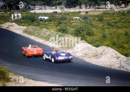 Action View von Alfa Romeo Giulietta Veloce Sportwagen die Kurs am SCCA Angehörigen in Montgomery, New York, August 17, 1958. Rot Nr. 43 wird angetrieben von John willock und Blau Nr. 177 ist von William Krause angetrieben. In den Hintergrund, die Zuschauer stehen außerhalb Ihres geparkten Fahrzeugen und Beobachten von Aussichtspunkten bloße Füße aus dem Kurs. () Stockfoto