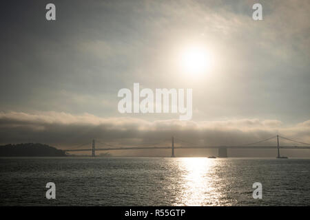 Klassische Panoramablick auf den berühmten Oakland Bay Bridge leuchtet in wunderschönen Sonnenaufgang im Herbst, Kalifornien, USA Stockfoto