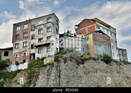 Trabzon, Türkei - September 8, 2018. Wohngebäude auf einer Klippe in Trabzon. Stockfoto