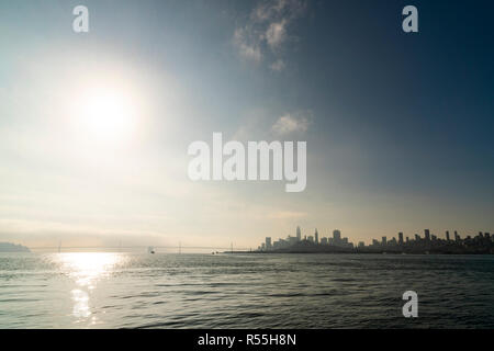 Klassische Panoramablick auf den berühmten Oakland Bay Bridge mit der Skyline von San Francisco im Hintergrund in den wunderschönen Sonnenaufgang im Herbst leuchtet, Ca Stockfoto