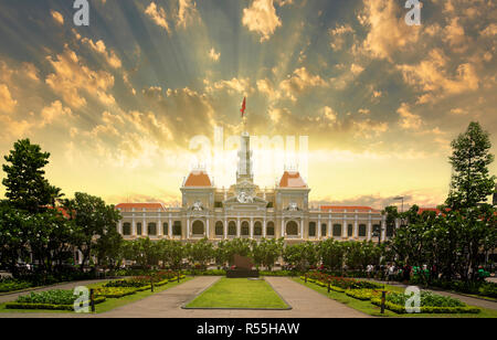 Sonnenaufgang am Ho Chi Minh und People's Committee Gebäude in Ho Chi Minh City, Vietnam. Stockfoto