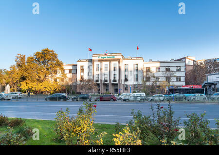 Ankara/Turkey-November 24 2018: Alte Gesundheitsministerium Gebäude (eski Saglik bakanligi binasi) Bahnstation Sihhiye Nachbarschaft. Stockfoto