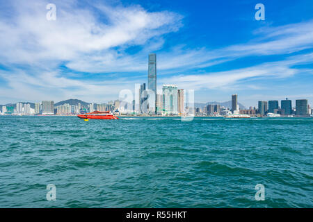 Ein tragflächenboot nach Macau mit dem International Commerce Centre im Hintergrund, der höchste Wolkenkratzer in Hongkong Stockfoto