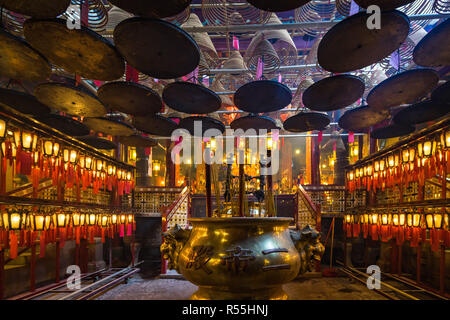 Innenraum der Man Mo Tempel, einem berühmten taoistischen Tempel in Hong Kong, Sheung Wan Stockfoto