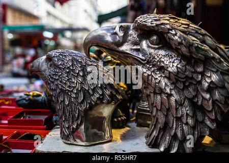 Iron Eagle statue für Verkaufen bei Cat Street, die berühmte Antiquitätenmarkt von Hong Kong Stockfoto