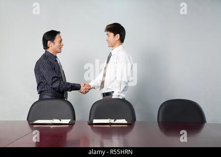Zwei Geschäftsleute Händeschütteln Stockfoto