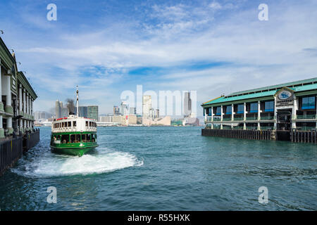 Der berühmten Star Ferry Pier in Central Hongkong Maritime Museum auf der rechten Seite. Hong Kong, Zentrale, Januar 2018 Stockfoto