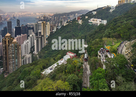 Die Peak Tram auf den Victoria Peak, mit Lion's Pavillon Lookout Auf der Rechten, Hong Kong Stockfoto