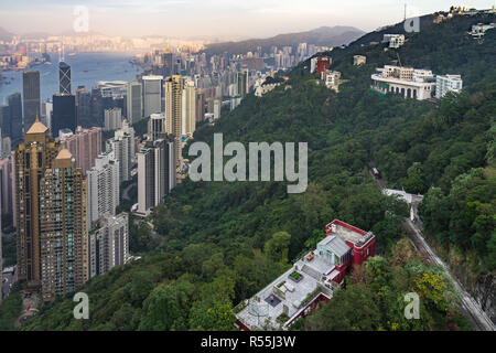 Hong Kong Panorama vom Peak Tower, mit der berühmten Peak Tram aufsteigend Stockfoto