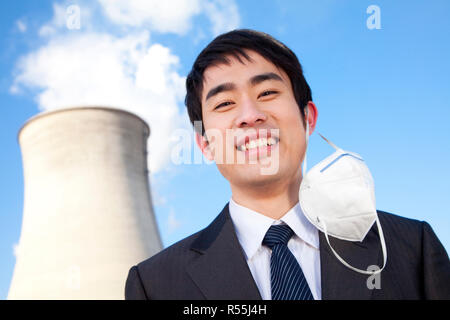 Geschäftsmann am Kraftwerk mit Gesichtsmaske Stockfoto