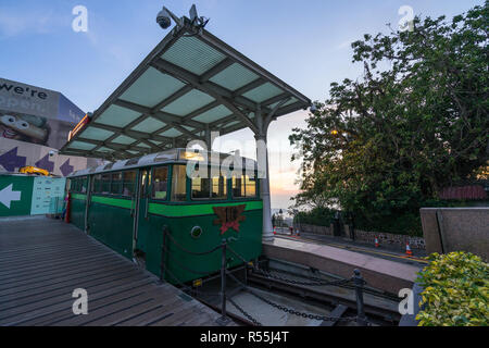 Ein älteres Modell der Peak Tram außerhalb des Peak Tower entfernt. Hong Kong, Januar 2018 Stockfoto