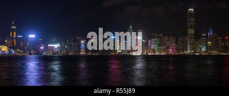 Breite Stadtbild von Hong Kong Skyline bei Nacht. Hong Kong, Tsim Sha Tsui, Januar 2018 Stockfoto