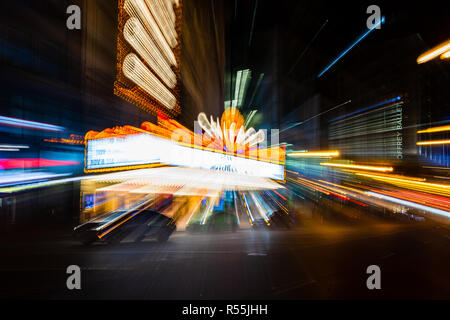 Lange Belichtung zoom Effekt der Chicago Theater bei Nacht mit Fahrzeugen fahren. Stockfoto