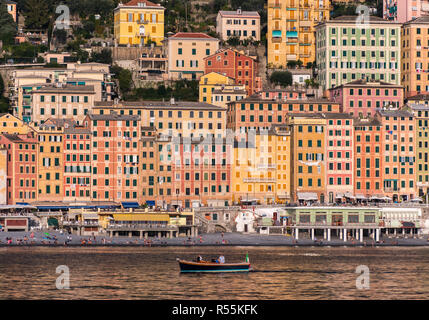 Die bunten Häuser von Camogli vom Meer aus gesehen Stockfoto