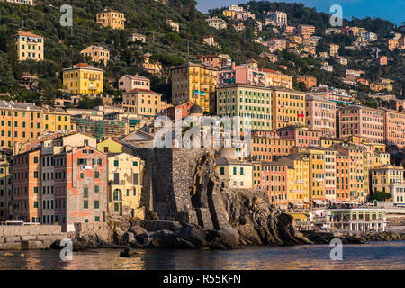 Die bunten Häuser von Camogli vom Meer aus gesehen Stockfoto