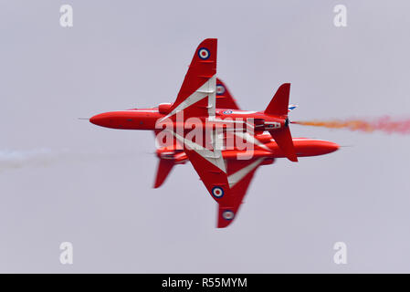 Royal Air Force RAF Red Arrows display Team Hawk Düsenflugzeuge Opposition an der Royal International Air Tattoo, RIAT, RAF Fairford Airshow. Schließen Stockfoto