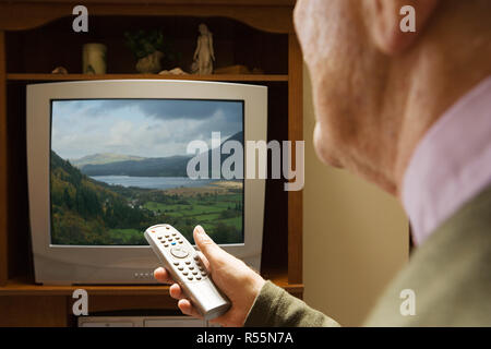 Ältere Menschen vor dem Fernseher Stockfoto