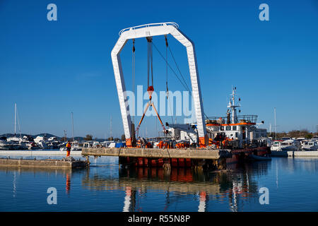 Zadar, Kroatien. Nutzen Kran auf barge anheben Teil der Betonpfeiler abgerissen und ersetzt Stockfoto