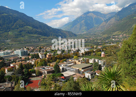 Blick auf Meran und Algund, Position "Tappeinerweg'. Der tappeinerweg ist eine ca. 6 km lange Promenade in der Südtiroler Stadt Stockfoto