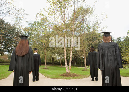 Absolventinnen Pfade hinunter Stockfoto