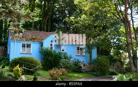 Blau Bungalow auf der Insel Caldey, in der Nähe von Tenby, Wales, Großbritannien Stockfoto