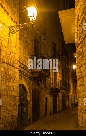 Nacht Blick auf eine Gasse in der Altstadt von Bari, in der Italienischen "Bari Vecchia, Apulien, Italien Stockfoto