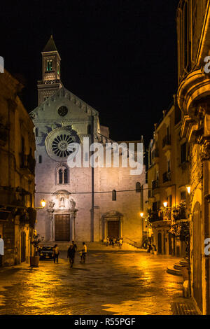 Nacht Blick auf die Kathedrale von Bari gewidmet Saint Sabinus. Ist ein wichtiges Beispiel der apulischen Romanik, Apulien, Italien Stockfoto